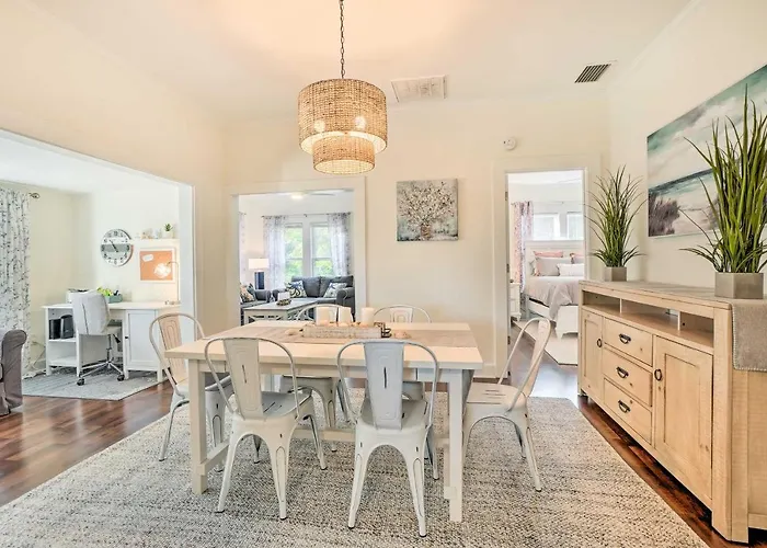 Historic Tarpon Springs Abode ~ 3 Mi To Beach