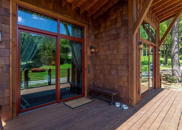Red Wolf Chalet At Eagles Nest