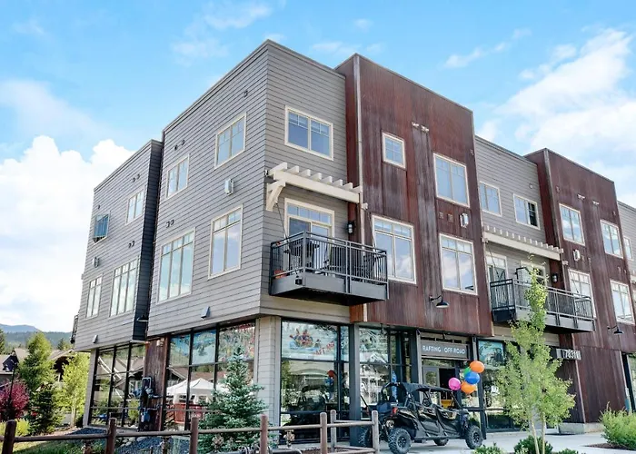 Luxury Loft Retreat: Hot Tub, Views & Activity Perks