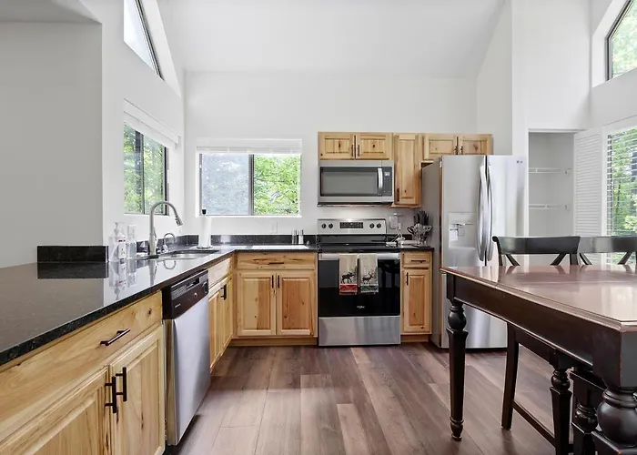 Charming Getaway L Recently Renovated L Hidden Valley L 4Br+3Bath L Hot Tub