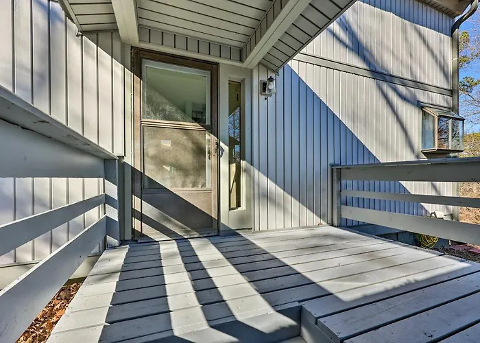 Hot Springs Getaway W/ Beautiful Lake Views!