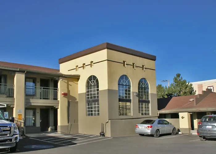 Super 8 By Wyndham Nau/Downtown Conference Center