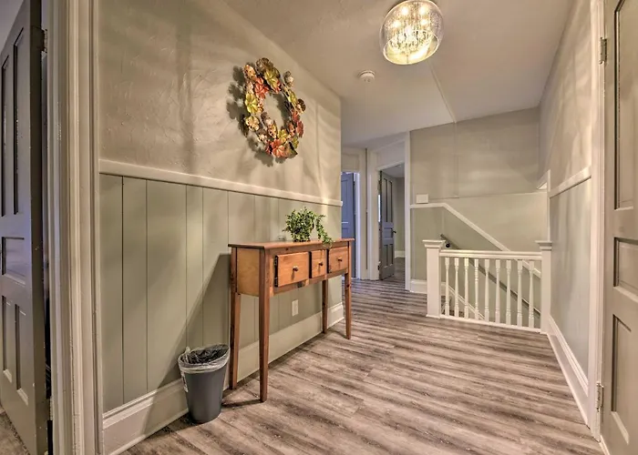 Walk To Niagara Falls! Family Home W/ Yard