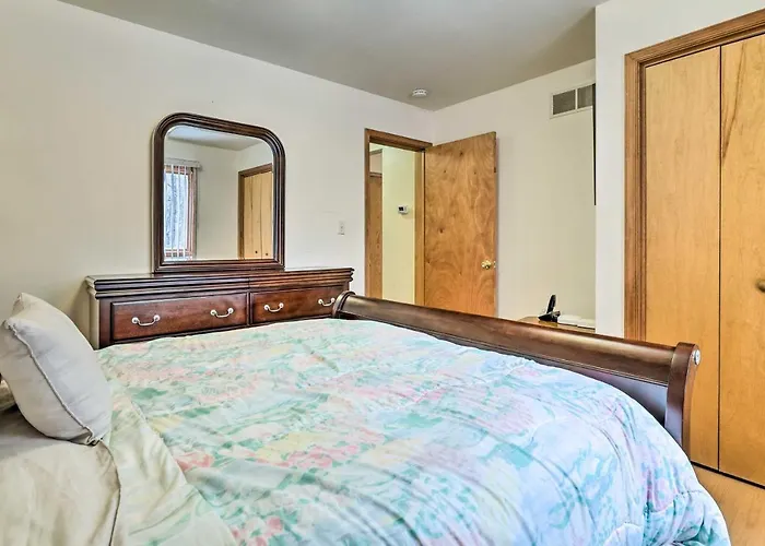 Hot Tub + Deck: Pet-Friendly Poconos Getaway!