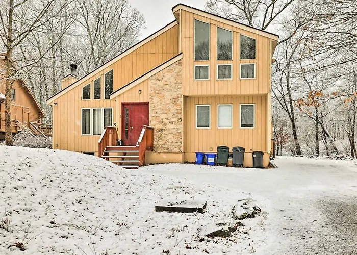 Hot Tub + Deck: Pet-Friendly Poconos Getaway!