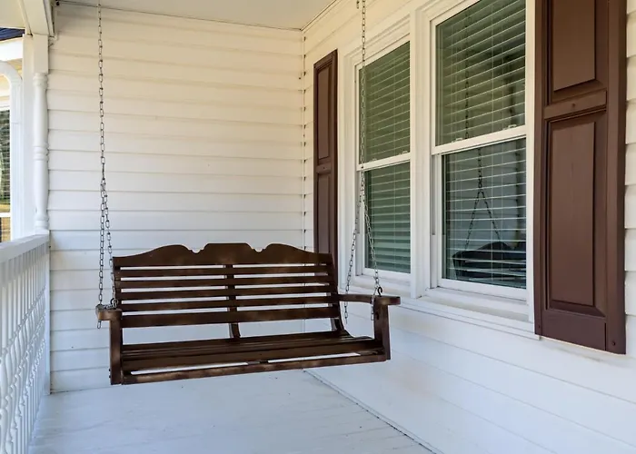 Decked Out Getaway, Pine Mtn Trail, Pet Friendly