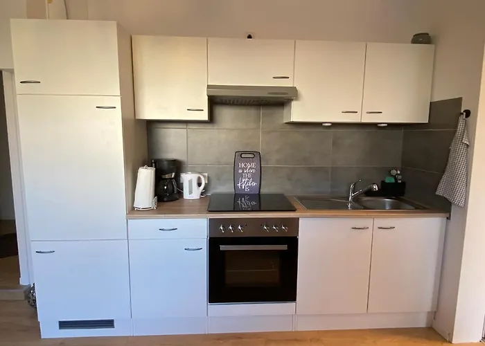 Appartement 1 mit Küche und neuem Bad, frisch saniert