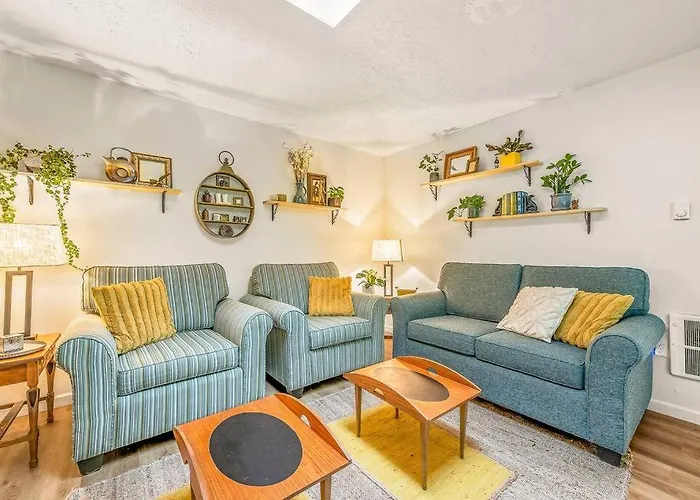 Bright, Updated Waterfront Cottage Pets Welcome!