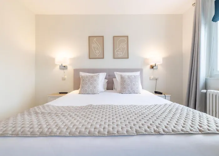 Hotel Echappee En Baie - Chambres Climatisees -Parking Prive Gratuit Dont Forfaits Bornes Electriques Reservable