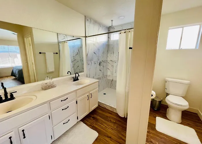 Glendale Gem With Pool & Office In Prime Location