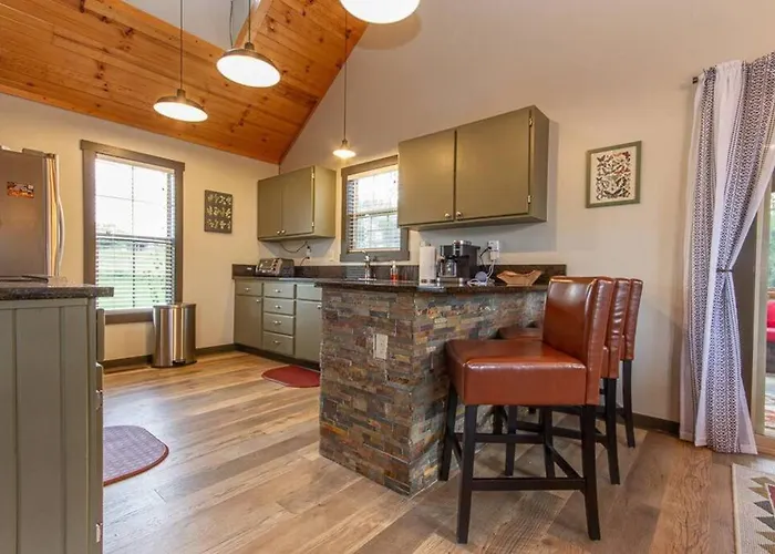 Gorgeous Cabin 3Bdrm/3Bth, Hot Tub, Fireplace, Kid/Pet Friendly