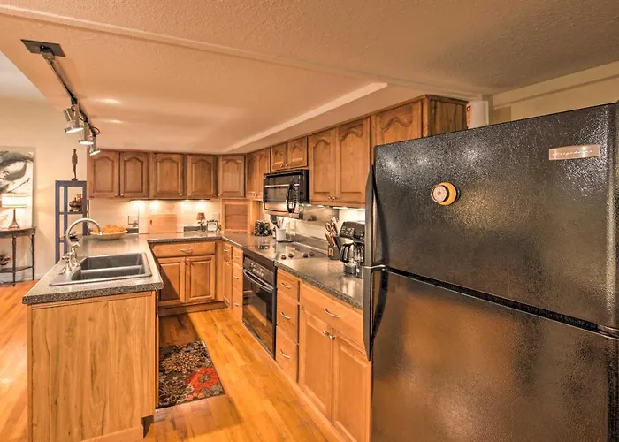 Updated Apartment In Historic Dtwn Marshall!
