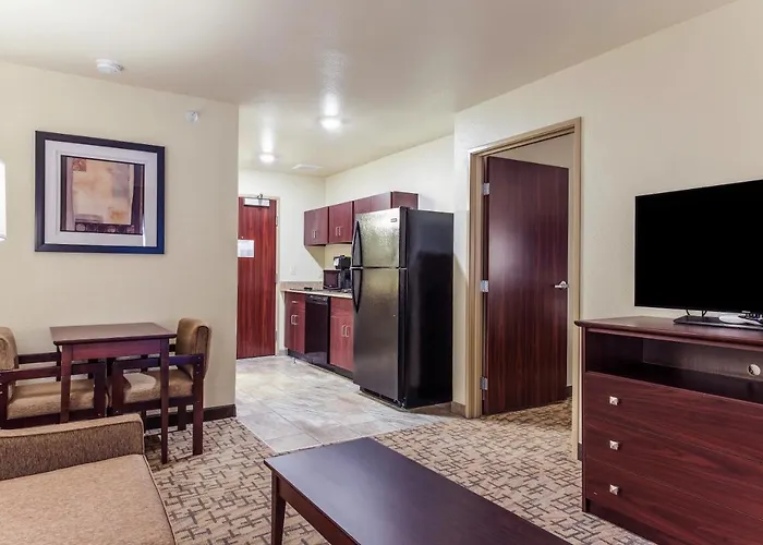 Cobblestone Hotel & Suites - Hutchinson