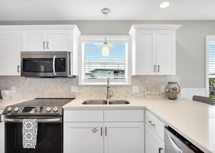 Short Walk Or Shuttle To Wide Open Public Beach!