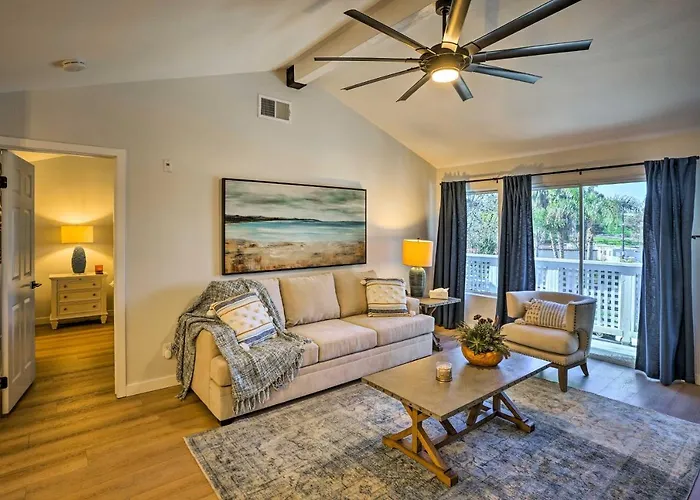 Cozy-Chic Condo: Walk To Beach & Park!