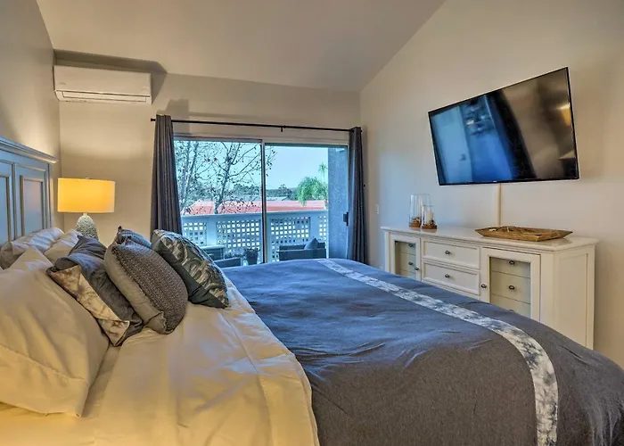Cozy-Chic Condo: Walk To Beach & Park!