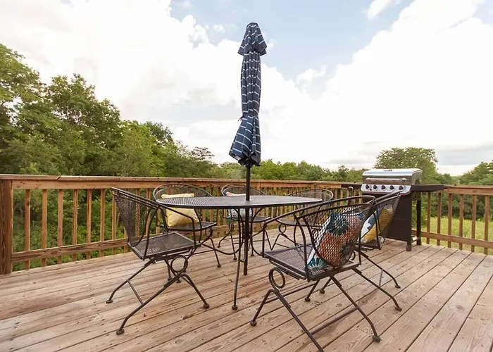 Gorgeous Cabin 3Bdrm/3Bth, Hot Tub, Fireplace, Kid/Pet Friendly