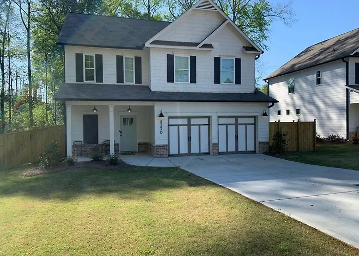 Family Home Near Lakepoint Sports With Fenced Yard