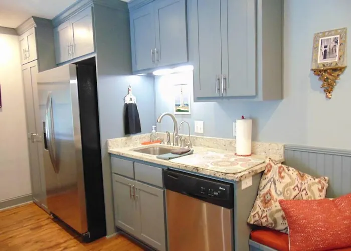 Q4 Professionally Decorated Upstairs Beautiful Soothing Colors Close To Back Pool
