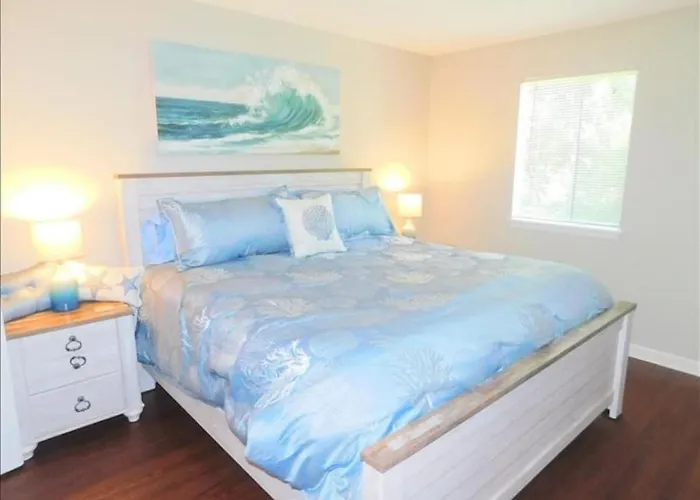 T15 Downstairs Beachy Quiet King Bed