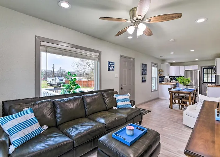 Lake Granbury Getaway ~ 1 Block To Waterfront