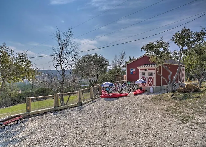 Kerrville Converted Barn Tiny Home W/ Kayaks!