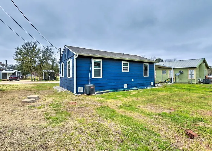 Lake Granbury Getaway ~ 1 Block To Waterfront