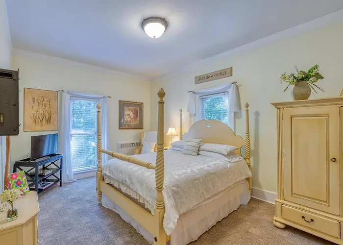 Monroe Manor Inn