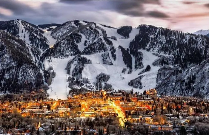 Aspen Downtown Luxury: 3-Bedroom with Pool, Hot Tubs & Game Room