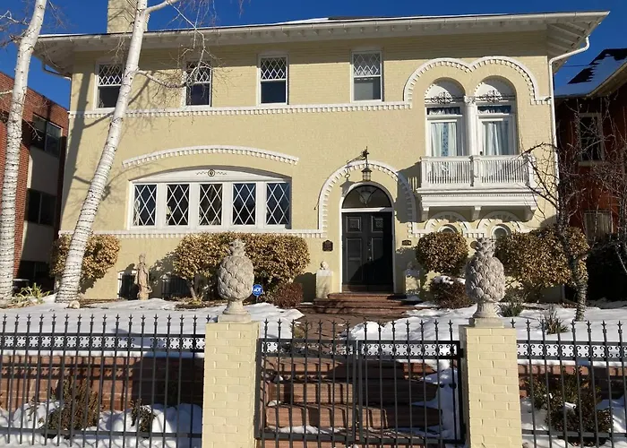 Pineapple House, Spacious 1St Floor Apartment! City Center! 96 Walk Score! Free Parking!