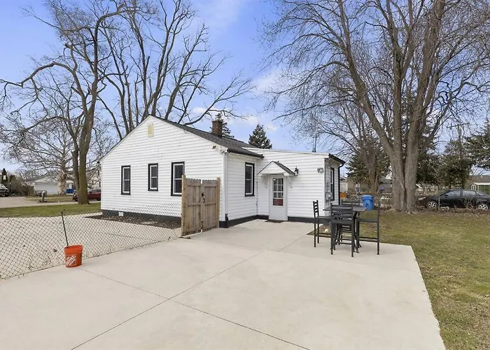 Great Location! Cozy Home With Huge Backyard