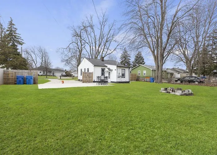 Great Location! Cozy Home With Huge Backyard