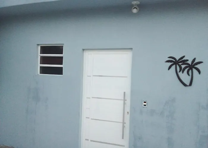 Casa familiar quarto, cozinha, banheiro e piscina a praia está a 700 metros