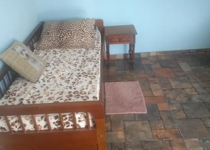 Casa familiar quarto, cozinha, banheiro e piscina a praia está a 700 metros