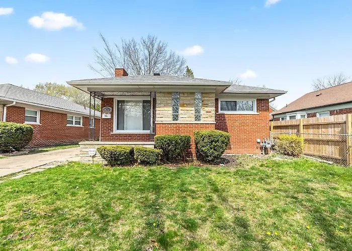 Cozy Ranch Home A Walk From St John'S Hospital!