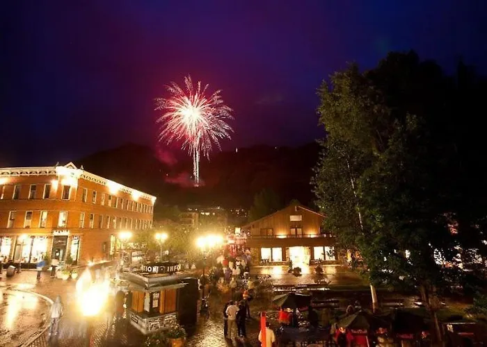Aspen Alpine Retreat: Downtown Luxury with Pool and Spa