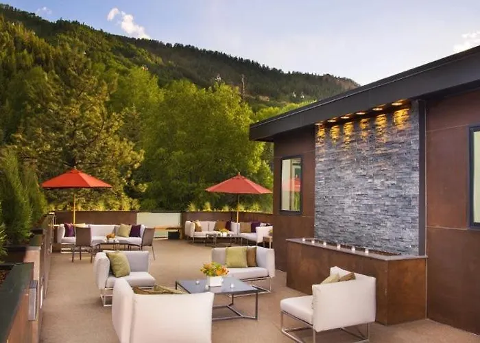 Aspen Alpine Retreat: Downtown Luxury with Pool and Spa