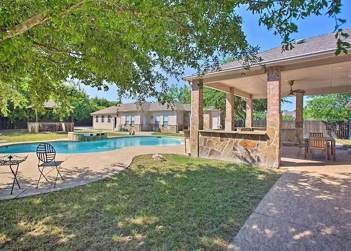 Heated Pool, Pool Table, Hot Tub, Home Theatre, Guest House, Basketball Court, Sleeps-20