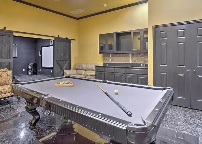 Heated Pool, Pool Table, Hot Tub, Home Theatre, Guest House, Basketball Court, Sleeps-20