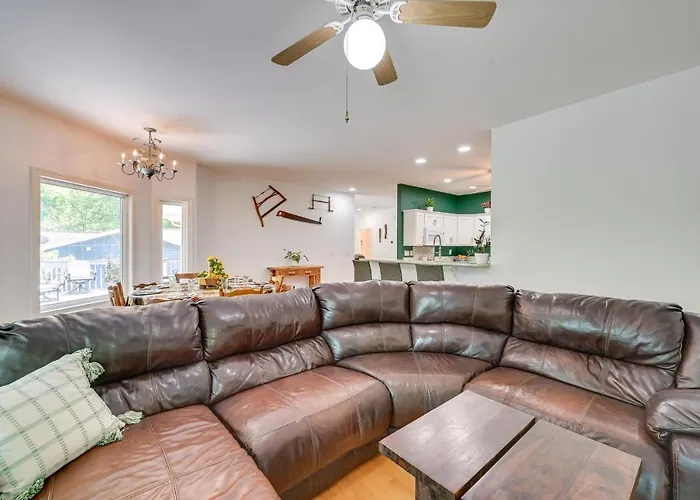 Game Room & Deep Water Lake Hartwell Group Retreat
