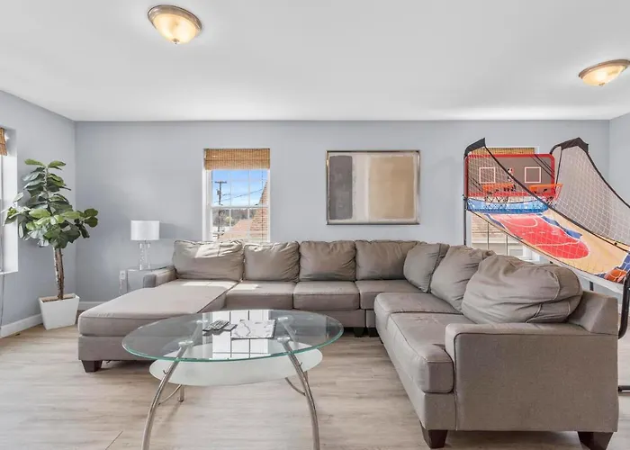Gorgeous Waterfront 3 Bedroom, 1.5 Bathroom Unit.