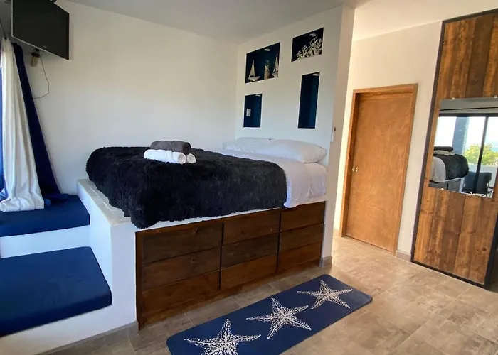 Casa Arrecife - Dorado Suite, Fast Wifi & Balcony! Beach Is Steps Away!