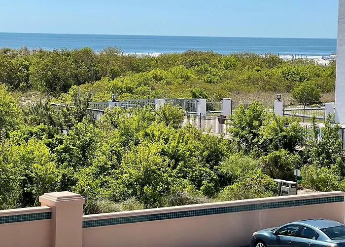 1B/1B Condo With Ocean Views, Resort Style, Free Wifi, Few Steps To The Beach!!