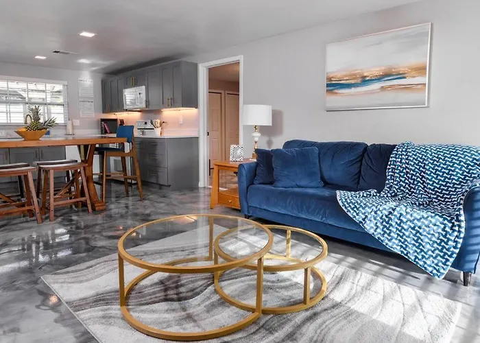 Charming Family Oasis ~ Dog-Friendly ~ Backyard