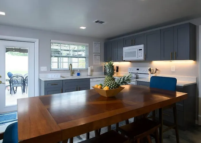 Charming Family Oasis ~ Dog-Friendly ~ Backyard