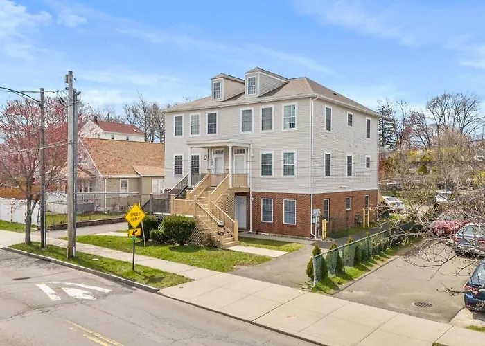 Gorgeous Waterfront 3 Bedroom, 1.5 Bathroom Unit.