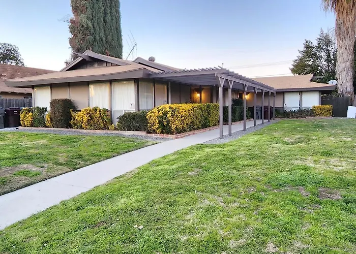 Private, Spacious, 4X Queen, 300 Mbps Internet With Backyard!