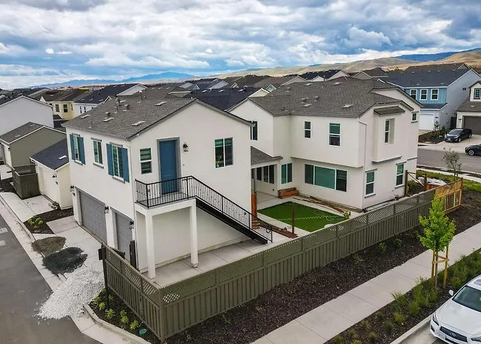 California Midterm Rental With Fenced Yard!