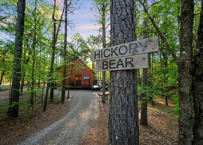 Hickory Bear Cabin: Pines, Hot Tub & Family Fun