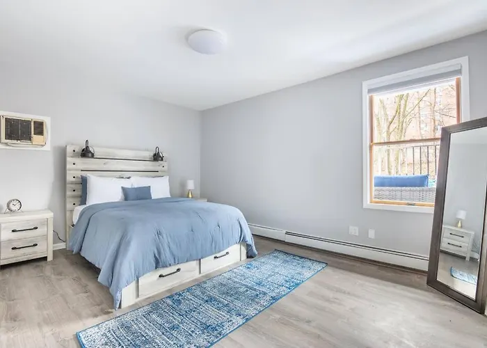 Sleek 1 Bedroom Apartment Plus Balcony 30 Mins To Nyc